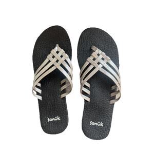 EUC Sanuk Silver Salty Yoga Strappy Thong Sandals Woman’s Size 8